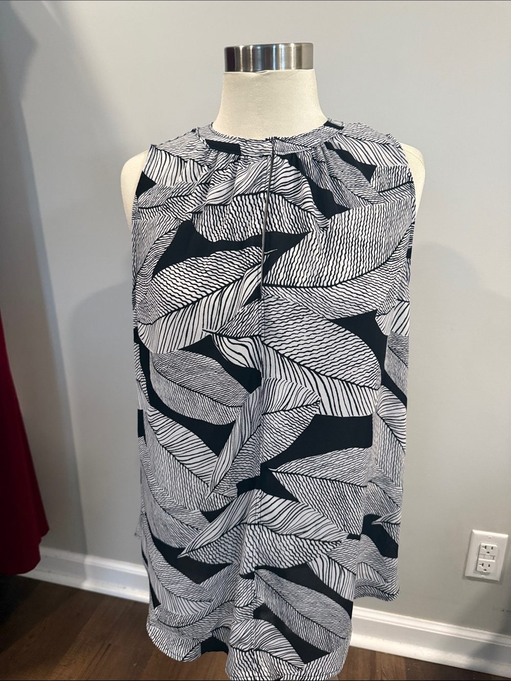 LOFT Black & White Leaf-Print Sleeveless Top